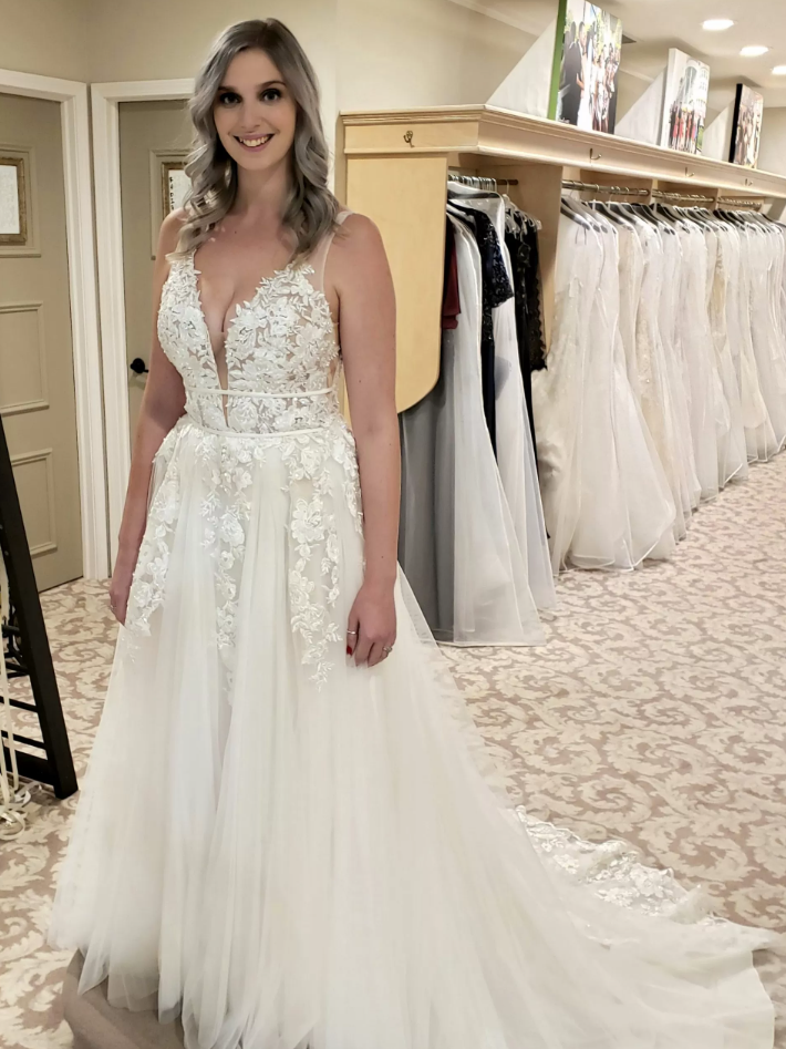 Plus Size V-neckline Lace Wedding Dress – daisystyledress